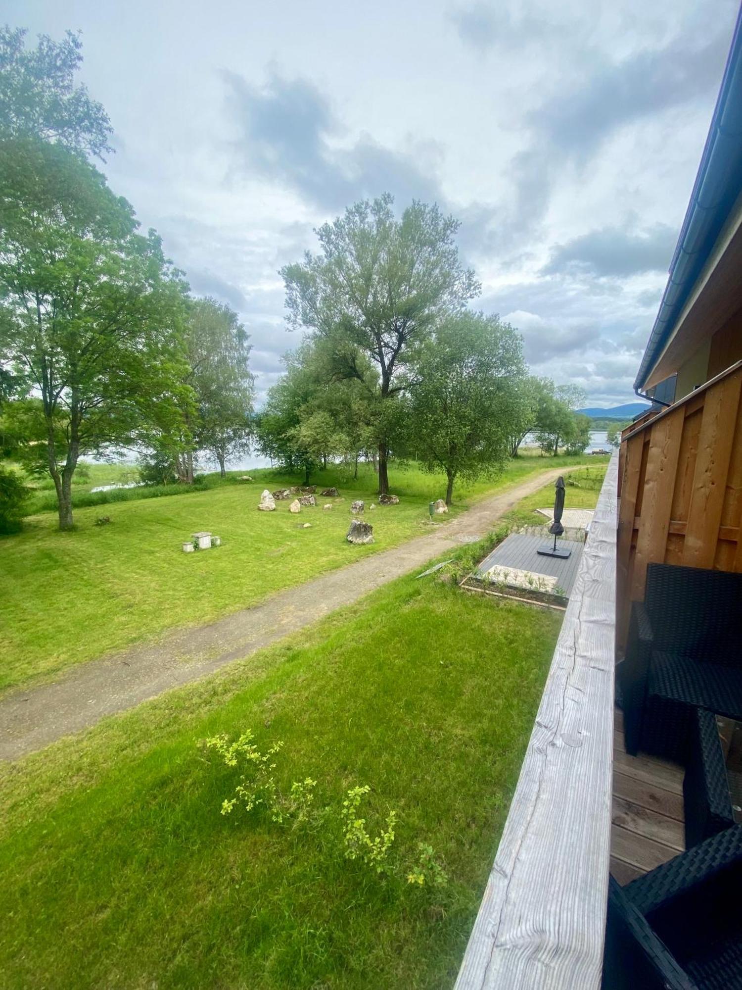 Na Brehu Lipna Apartment